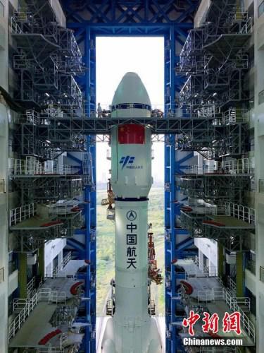 垂直轉(zhuǎn)運的順利完成，標志著“天舟一號”飛行任務正式進入發(fā)射階段。張文軍 攝