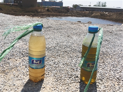 左側(cè)水樣取自化肥廠滲坑經(jīng)過治理的部分，顏色較淺；右側(cè)水樣取自同一滲坑未經(jīng)治理的部分，顏色更深。