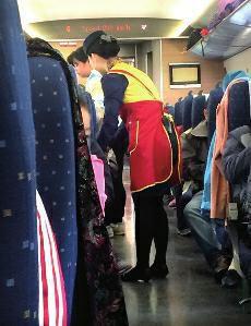 高鐵盒飯價(jià)格過高問題，近年來已成為社會(huì)熱點(diǎn)話題。高鐵盒飯價(jià)格緣何居高不下呢？究竟是盒飯企業(yè)壟斷化經(jīng)營(yíng)，還是盒飯的成本高？這都需要高鐵相關(guān)部門公開透明，算出明細(xì)賬。