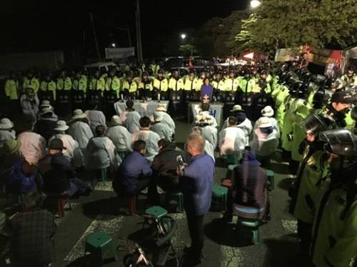 在把薩德搬運(yùn)到星州高爾夫球場(chǎng)過(guò)程中，當(dāng)?shù)鼐用窈途彀l(fā)生對(duì)抗沖突圖據(jù)網(wǎng)絡(luò)