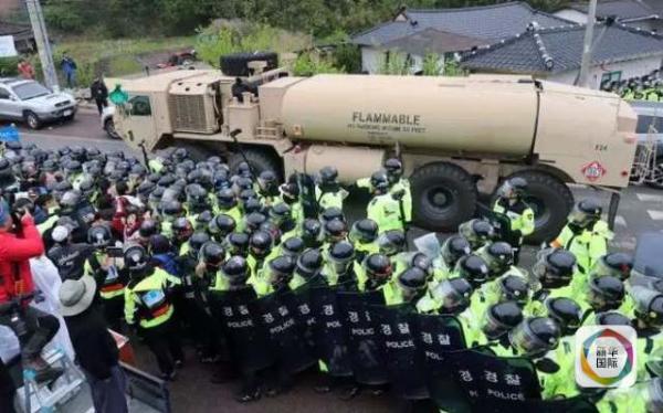 凌晨4時(shí)30分左右，駐韓美軍向“薩德”系統(tǒng)部署地星州高爾夫球場(chǎng)運(yùn)送“薩德”相關(guān)裝備。約有20多輛卡車和軍用拖車進(jìn)入星州高爾夫球場(chǎng)，其中裝有兩臺(tái)導(dǎo)彈發(fā)射架、X波段雷達(dá)及作戰(zhàn)指控中心等裝備。