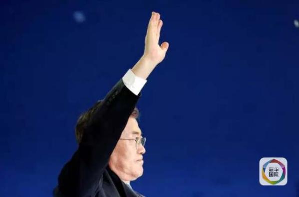 目前民調(diào)領(lǐng)先的共同民主黨候選人文在寅方面當(dāng)天上午表示，強(qiáng)行在星州部署“薩德”的做法“無視國民意愿和程序”，實(shí)際上切斷了下屆政府針對(duì)“薩德”相關(guān)政策的判斷余地。