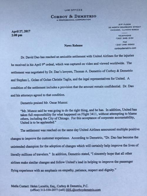 當(dāng)?shù)貢r(shí)間4月27日14點(diǎn)（北京時(shí)間28日凌晨3點(diǎn)），負(fù)責(zé)代理美聯(lián)航暴力拖拽乘客下飛機(jī)一案的律師德梅特里奧給包括央視記者在內(nèi)的媒體發(fā)來(lái)郵件，稱美聯(lián)航已與遭暴力拖拽下飛機(jī)的乘客David Dao達(dá)成和解協(xié)議。但作為條件之一，協(xié)議的具體內(nèi)容和涉及的金額保密。