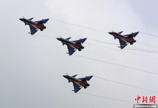 資料圖：殲-10表演機(jī)。<a target='_blank'  _fcksavedurl='http://www.chinanews.com/' _fcksavedurl='http://www.chinanews.com/'>中新社</a>發(fā) 申進(jìn)科 攝