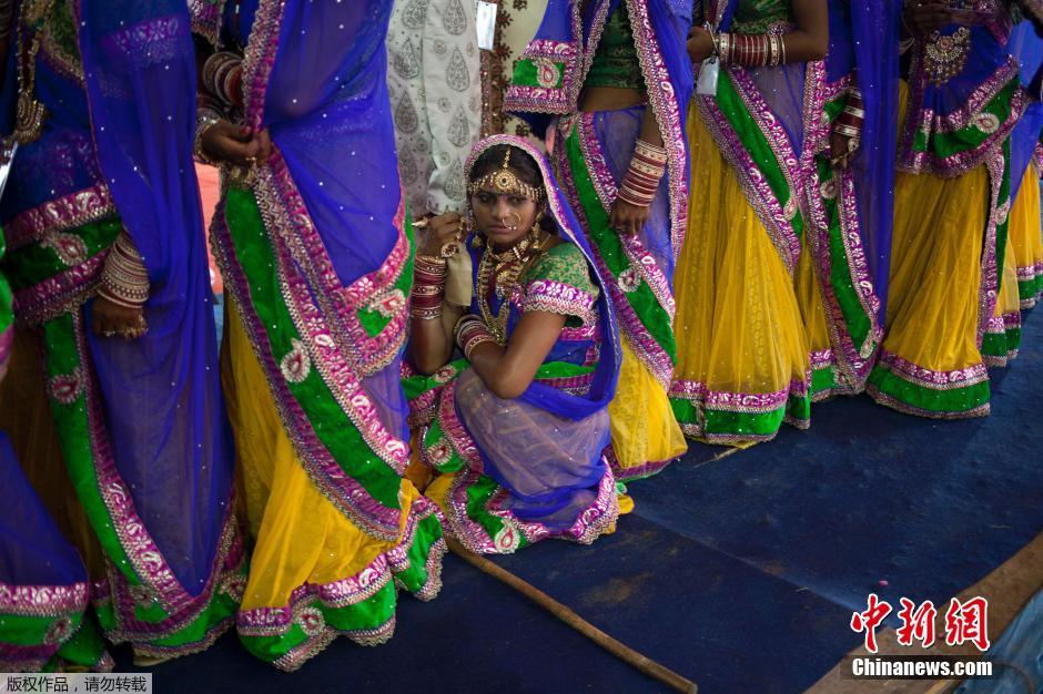 當(dāng)?shù)貢r(shí)間2014年6月15日,印度新德里,印度政府為數(shù)百對(duì)貧困新人舉辦集體婚禮。