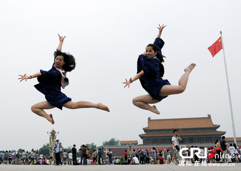 幾名打?qū)W生天安門廣場(chǎng)創(chuàng)意留影。圖片來源：金聞/CFP