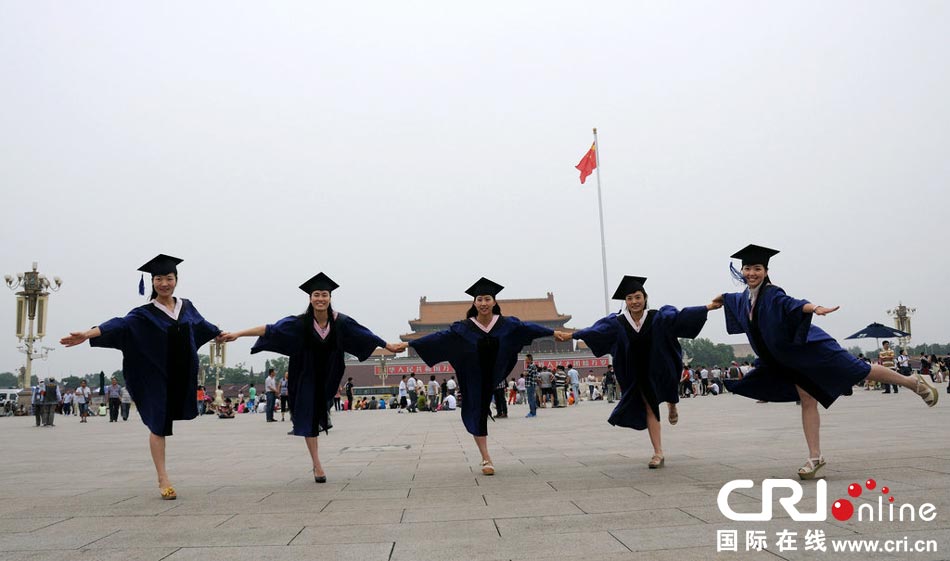 幾名打?qū)W生天安門廣場(chǎng)創(chuàng)意留影。圖片來源：金聞/CFP