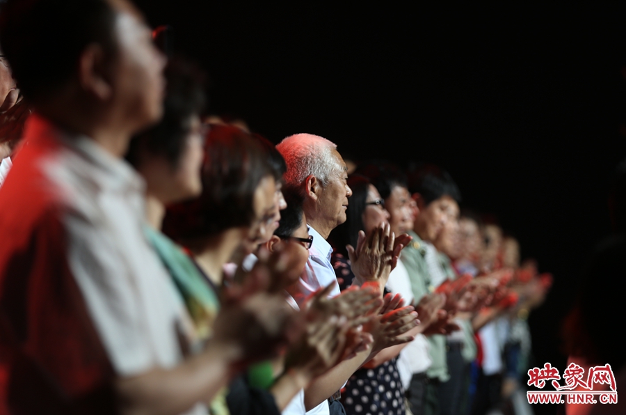 中央電視臺“時代楷模”發(fā)布廳，觀眾起立為“編外雷鋒團”鼓掌。