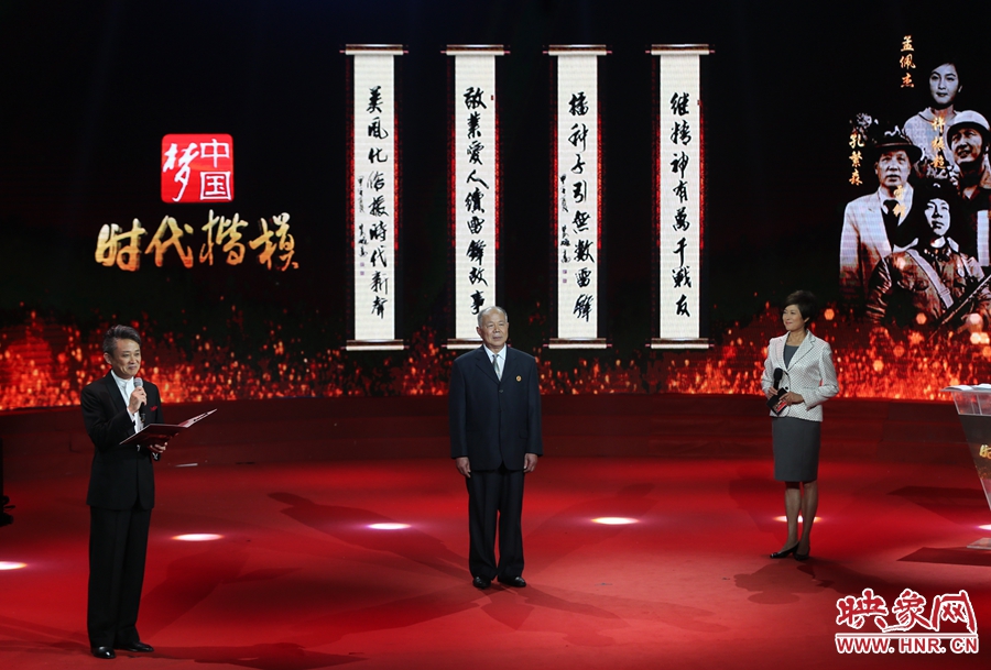 朗誦者現(xiàn)場朗誦贊河南鄧州“編外雷鋒團”的楹聯(lián)。