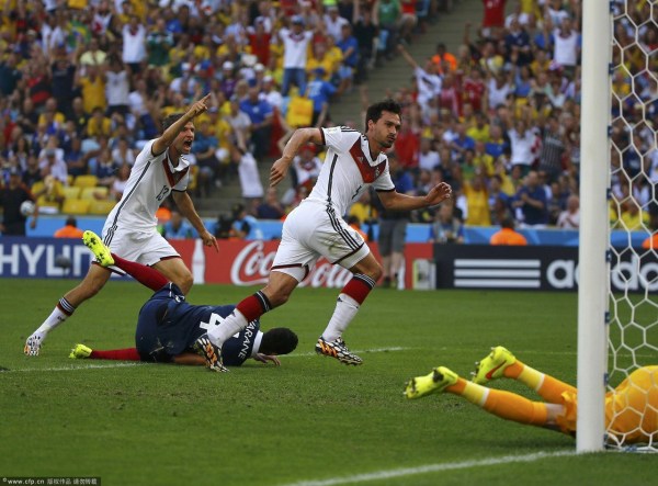 第13分鐘，胡梅爾斯頭球破門