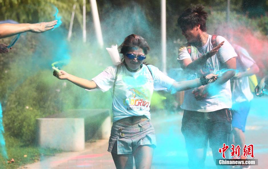 7月19日,參加彩虹跑的年輕人沖向終點后合影。