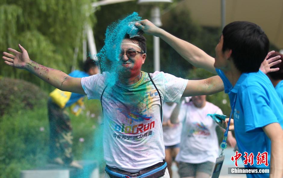 7月19日,參加彩虹跑的年輕人沖向終點后合影。