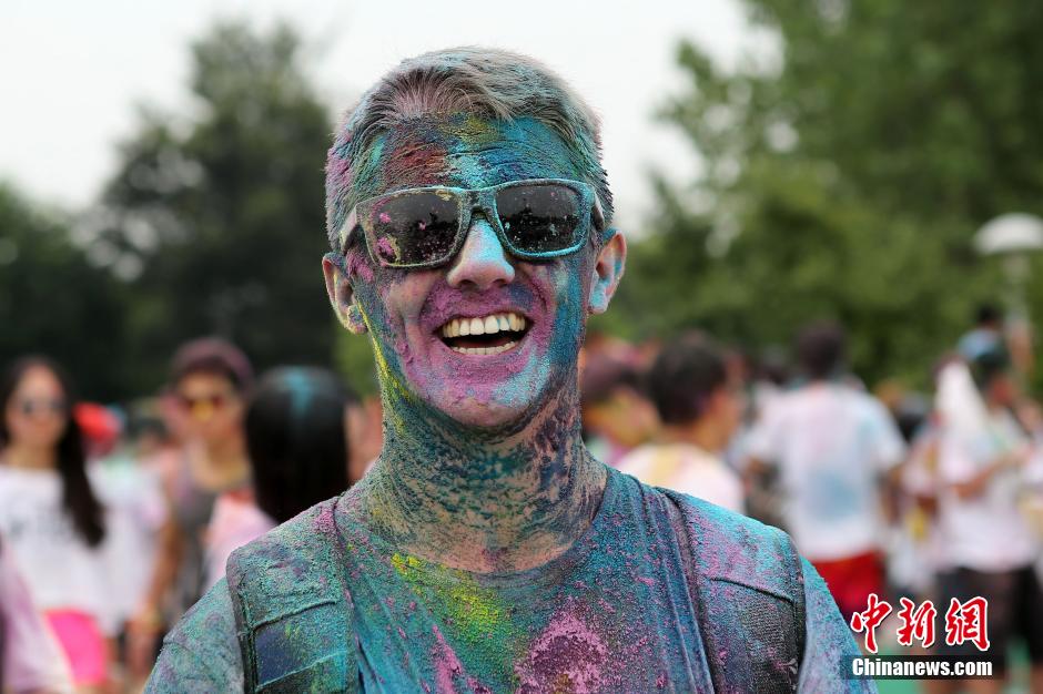 7月19日,參加彩虹跑的年輕人沖向終點后合影。