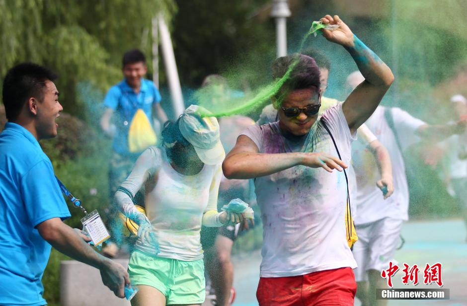 7月19日,參加彩虹跑的年輕人沖向終點后合影。