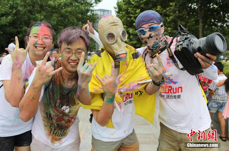 7月19日,參加彩虹跑的年輕人沖向終點后合影。