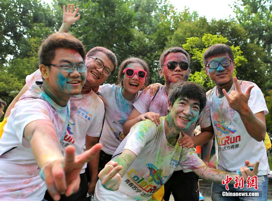 7月19日,參加彩虹跑的年輕人沖向終點后合影。