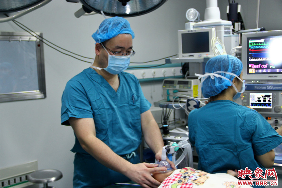 上午8點(diǎn)10分，小龍接受全身麻醉。