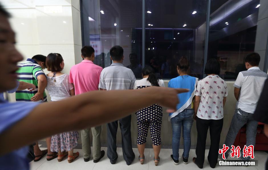 7月24日晚,南京警方將抓獲的以福建、江西、河南、湖北、黑龍江等多個(gè)外省市的涉及傳銷人員集中帶回。