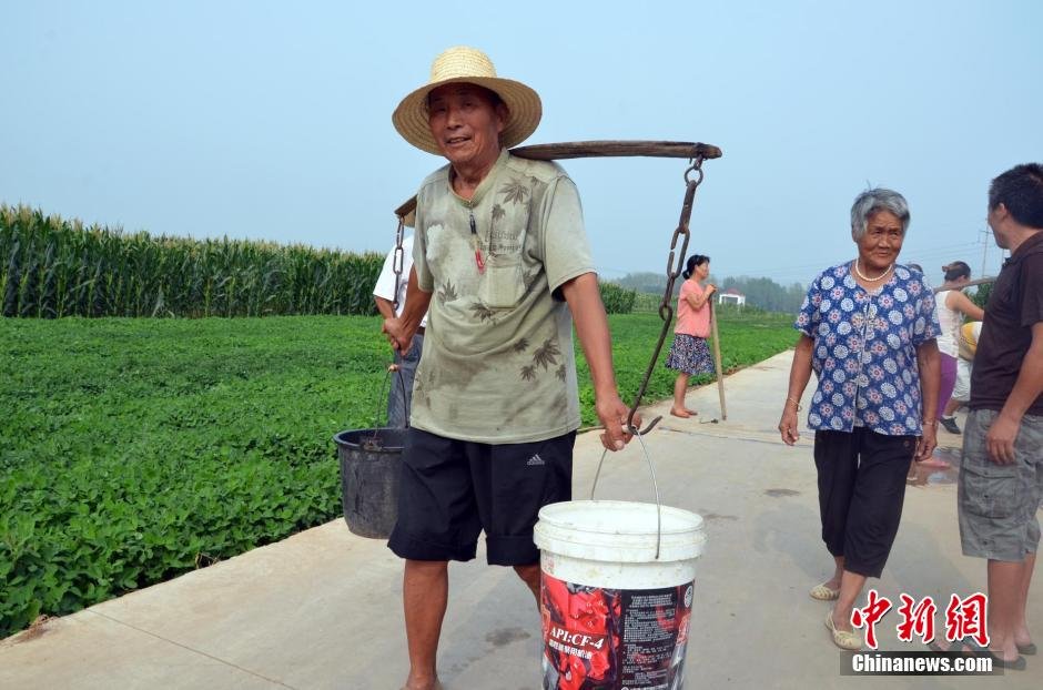 每天排隊取水，廢水循環(huán)使用已成為該村老少的生活習慣。