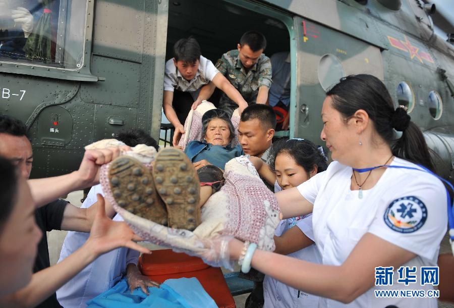 8月5日，醫(yī)護(hù)人員將一名通過(guò)直升機(jī)從震中轉(zhuǎn)運(yùn)出來(lái)的傷員運(yùn)下飛機(jī)。