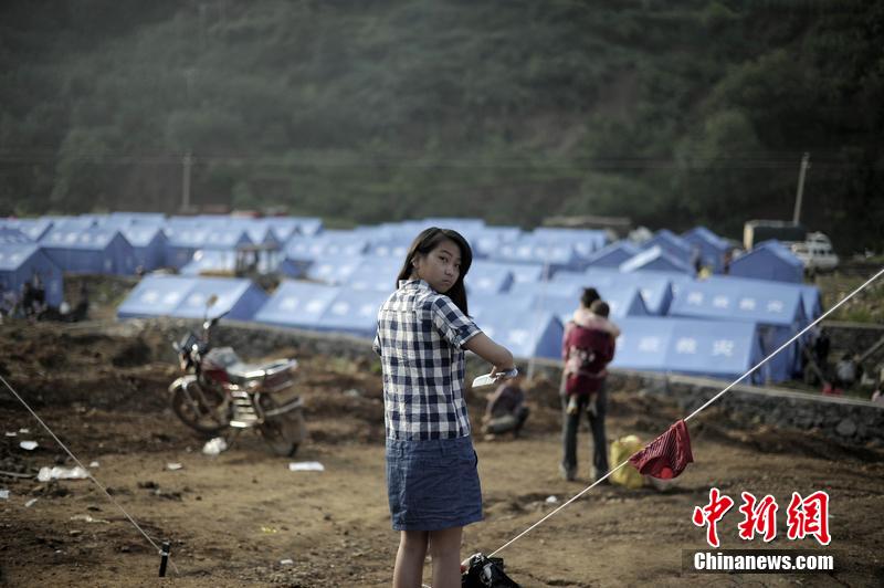 云南昭通龍頭山鎮(zhèn)受災(zāi)群眾安置點(diǎn)，上千災(zāi)民被安置在此，開(kāi)始新的生活。