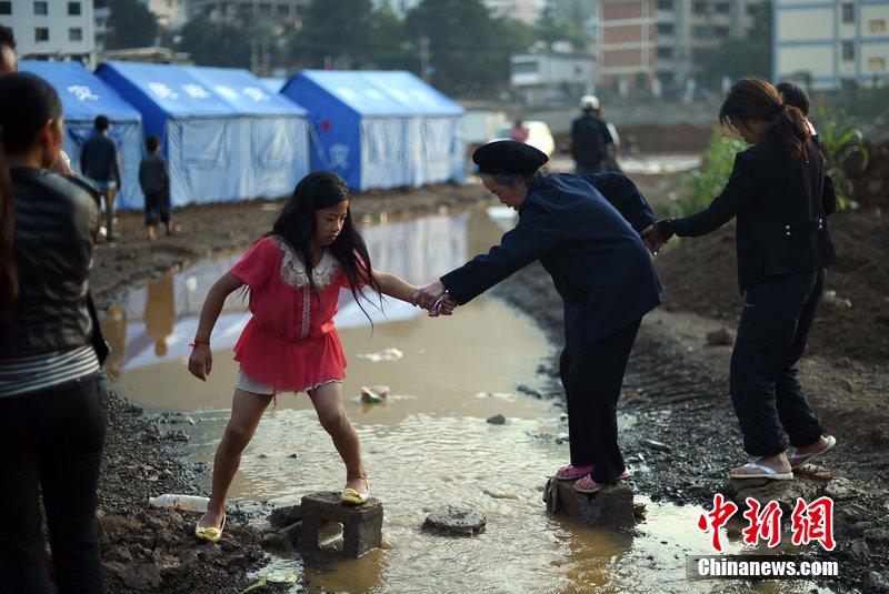 2014年8月6日，云南魯?shù)辇堫^山災(zāi)區(qū)，民眾暫居帳篷。