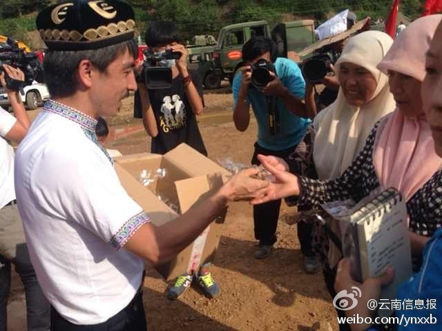 　“切糕王子”阿迪力帶著重達(dá)5噸、價(jià)值50萬(wàn)元的切糕于7日下午抵達(dá)魯?shù)榈卣鹫鹬旋堫^山鎮(zhèn)。