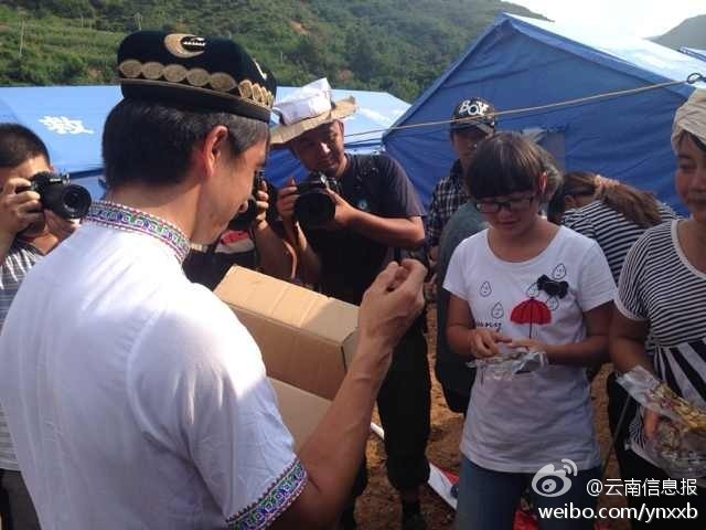 “切糕王子”阿迪力帶著重達(dá)5噸、價(jià)值50萬(wàn)元的切糕于7日下午抵達(dá)魯?shù)榈卣鹫鹬旋堫^山鎮(zhèn)。