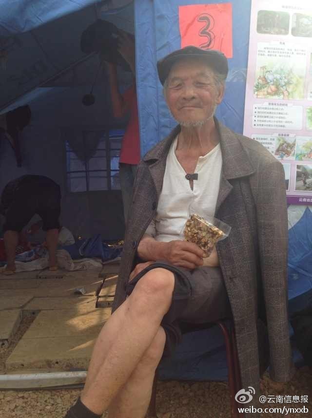 圖為收到切糕的災(zāi)區(qū)老人。