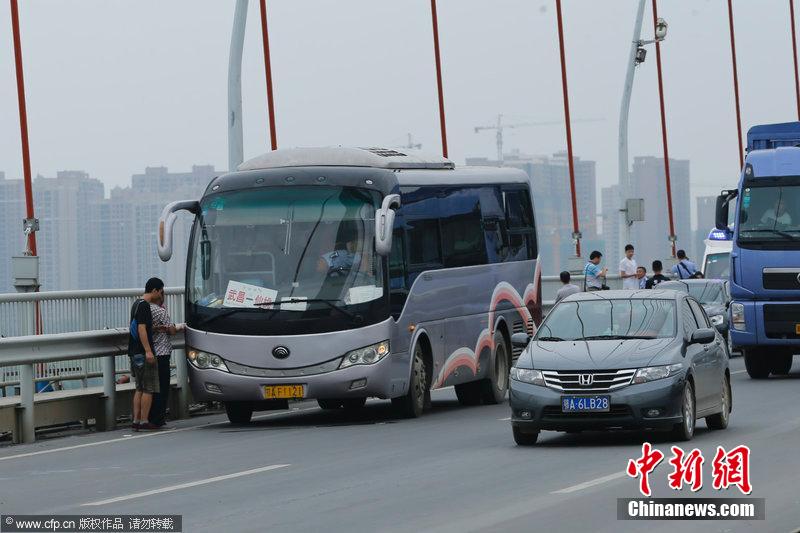 武漢長(zhǎng)途大巴遭挾持 警方5個(gè)多小時(shí)擒獲劫持者