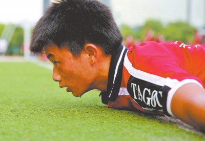 　南京天氣炎熱，地表溫度有時(shí)達(dá)到40℃以上，烈日下孩子們的衣服濕了又干、干了又濕。