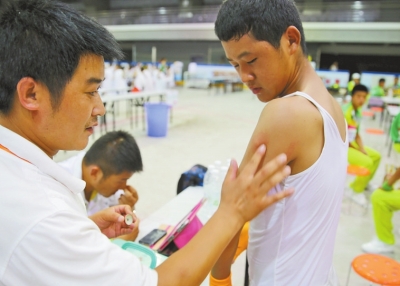 　南京天氣炎熱，地表溫度有時(shí)達(dá)到40℃以上，烈日下孩子們的衣服濕了又干、干了又濕。
