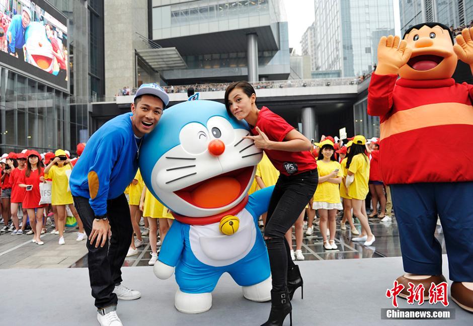 圖為何韻詩、周柏豪與哆啦A夢合影。