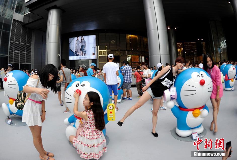 圖為成都民眾與哆啦A夢合影留念。