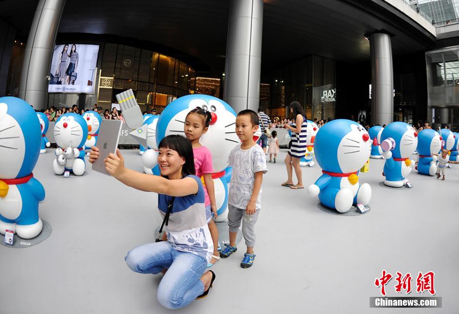圖為成都民眾與哆啦A夢合影留念。