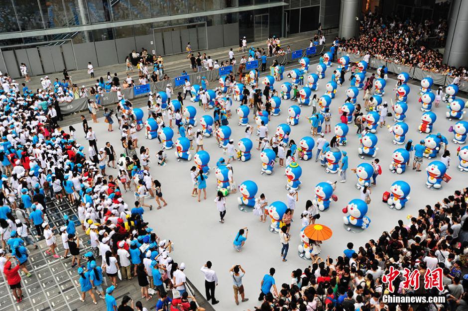 圖為成都民眾狂熱追捧哆啦A夢。