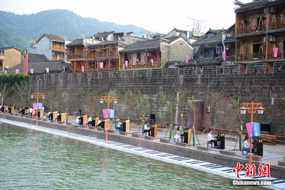 鳳凰偶遇節(jié)上演“冰桶挑戰(zhàn)” 直升機低空潑水