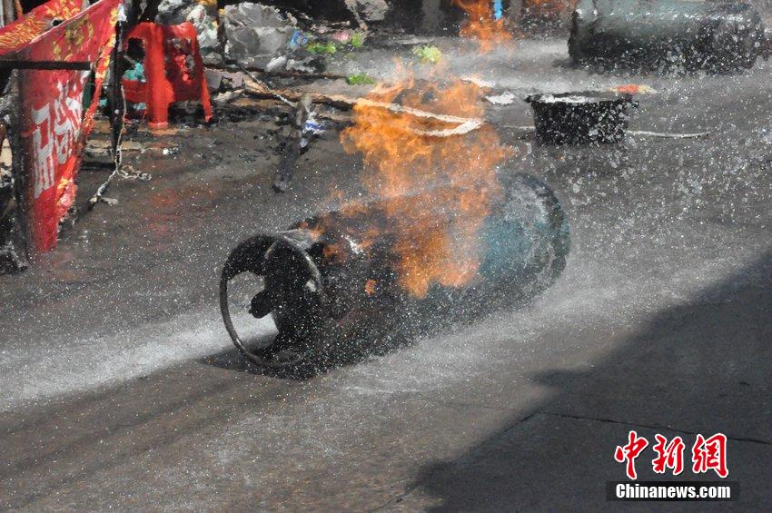 浙江溫州飯攤起火 消防員搶“定時(shí)炸彈” 浙江溫州飯攤起火 消防員搶“定時(shí)炸彈”