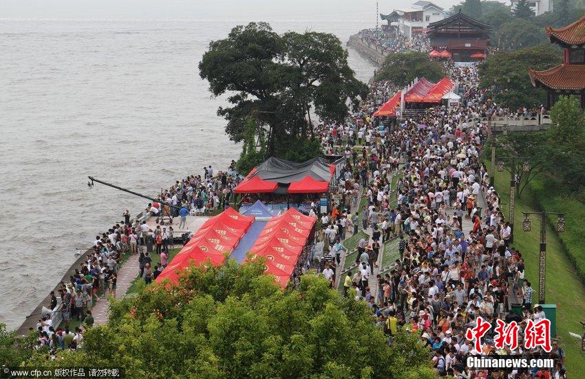 數(shù)萬(wàn)人浙江嘉興觀看錢塘大潮 數(shù)萬(wàn)人浙江嘉興觀看錢塘大潮