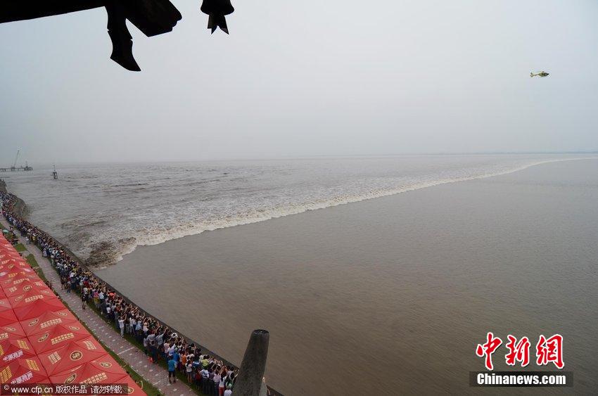 數(shù)萬(wàn)人浙江嘉興觀看錢塘大潮 數(shù)萬(wàn)人浙江嘉興觀看錢塘大潮