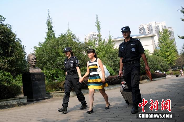 大學(xué)新生入學(xué)季 特警當(dāng)“護(hù)花使者” 大學(xué)新生入學(xué)季 特警當(dāng)“護(hù)花使者”
