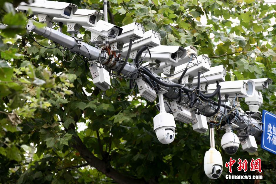 青島現最牛監(jiān)視設備 一根桿上架有19個探頭 青島現最牛監(jiān)視設備 一根桿上架有19個探頭