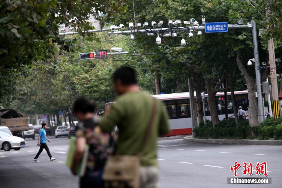 青島現最牛監(jiān)視設備 一根桿上架有19個探頭 青島現最牛監(jiān)視設備 一根桿上架有19個探頭