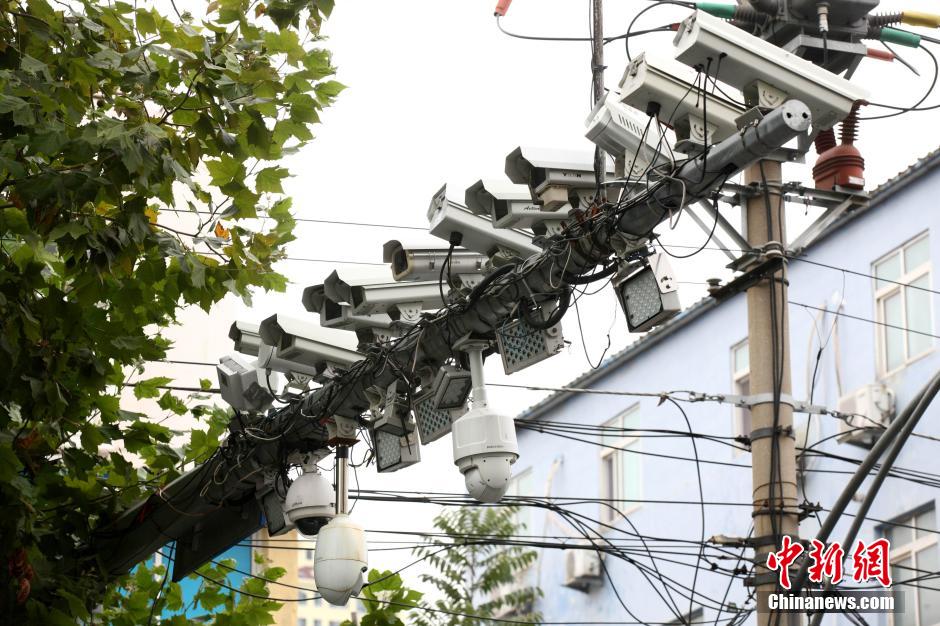 青島現最牛監(jiān)視設備 一根桿上架有19個探頭 青島現最牛監(jiān)視設備 一根桿上架有19個探頭