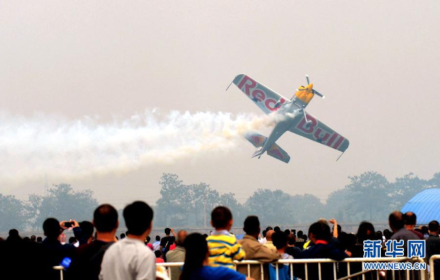 　9月13日，特技隊員在進(jìn)行空中飛行表演。