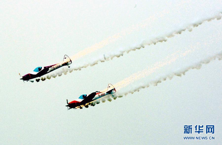 9月13日，特技隊員在進(jìn)行空中飛行表演。
