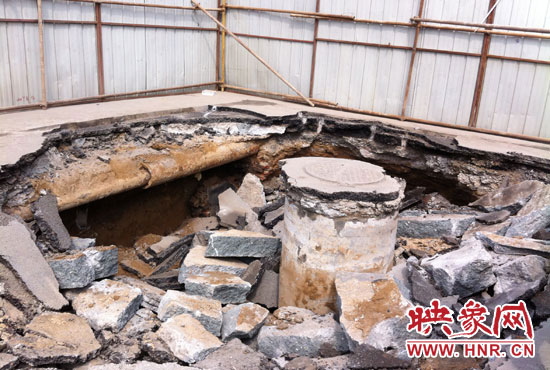 此次路面塌陷的直徑約為3米，深度有2米左右，坑內(nèi)布滿了碎石，路面下方20厘米左右。