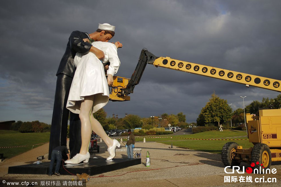 法國街頭布置“勝利之吻”雕塑 紀念二戰(zhàn)勝利