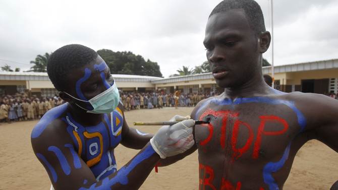科特迪瓦演員表演宣傳對(duì)抗埃博拉疫情 科特迪瓦演員表演宣傳對(duì)抗埃博拉疫情
