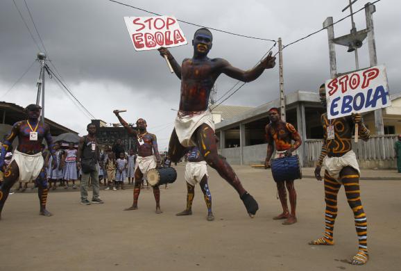 科特迪瓦演員表演宣傳對(duì)抗埃博拉疫情 科特迪瓦演員表演宣傳對(duì)抗埃博拉疫情